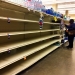 В США начинается паника из-за коронавируса. Магазины пустеют